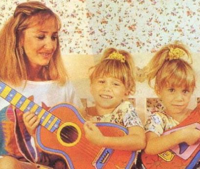 Jarnette Olsen with her twin daughters Mary-Kate Olsen and Ashley Olsen
